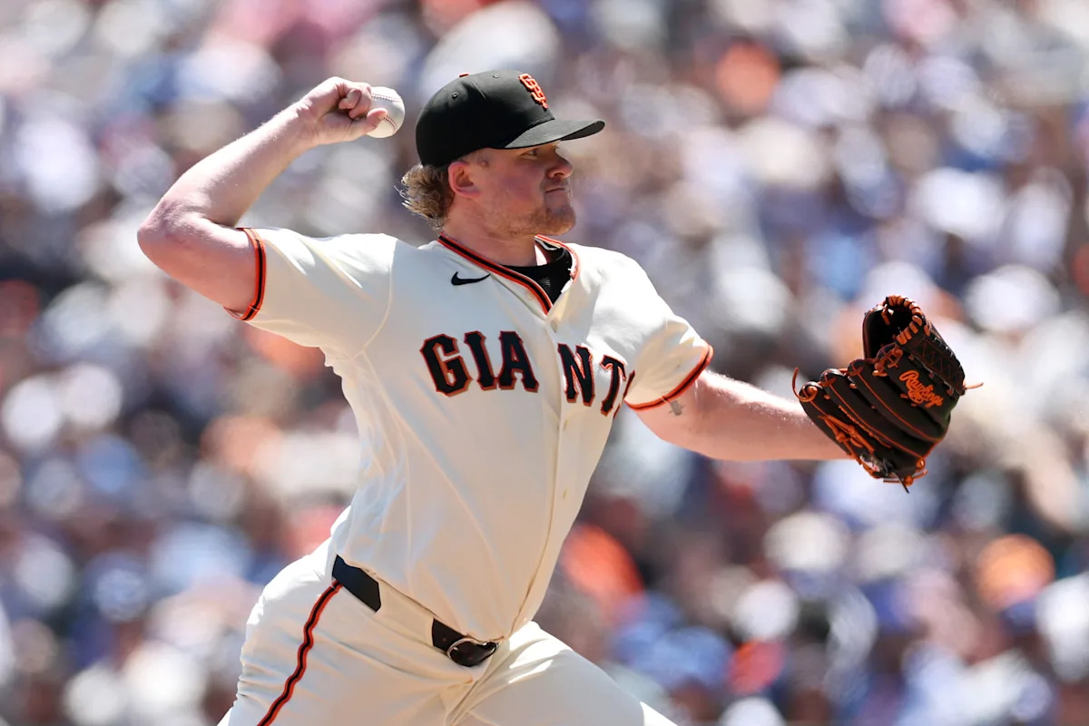 Giants ace Logan Webb goes on 15- day IL with right knee bursitis takes center stage